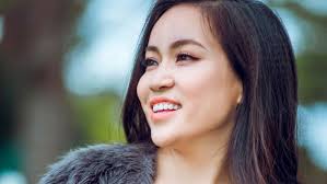 Ca sĩ Phan Thu Lan. Phan Thu Lan hát cho những ngày buồn. Phan Thu Lan