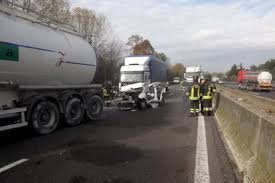 Intervenuti l'elicottero del suem e due ambulanze. Incidente A Padova Nell Autostrada A4 Muore Schiacciata Da Due Camion Corrieredelveneto It