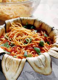 Continuate ad alternare gli strati per circa 4/5 volte terminando con le melanzane fritte, la salsa ed una bella spolverata di pecorino romano per fare la. Timballo Di Melanzane E Spaghetti Sale Pepe