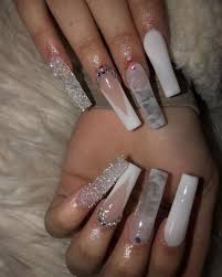 Aquí algunos hermosos diseños para las que tienen uñas largas, si te gustaron y queres ver mas volve a este párrafo y mira nuestro articulo dedicado a las uñas largas donde te mostramos. Unas Blancas 2022 Tendenzias Com