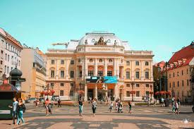 Vous l'aurez compris, la slovaquie est à découvrir au plus vite. My Travel Background Visiter Bratislava La Capitale De La Slovaquie En 1 Jour Theatre National Slovaque Bratislava Slovaquie Capitale