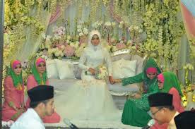 Pertama, mawar dan anggota keluarga berkesempatan berkongsi gembira dan berinteraksi bersama peminat. Gambar Pernikahan Fizo Omar Dan Mawar