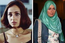 حالة جديدة من الجدل العارم تسببها الفنانة المصرية حلا شيحة مرة أخرى بعد أزمتها الأخيرة من القائمين على عمل فيلمها الجديد مش أنا والتي تقوم ببطولته وسط مجموعة كبيرة من نجم الوسط الفني، والذي انطلق في عدد كبير من السينمات في مختلف. Ø£ÙˆÙ„ ØªØ¹Ù„ÙŠÙ‚ Ù…Ù† Ø²ÙˆØ¬ Ø­Ù„Ø§ Ø´ÙŠØ­Ø© Ø¨Ø¹Ø¯ Ø®Ù„Ø¹Ù‡Ø§ Ø§Ù„Ø­Ø¬Ø§Ø¨ Ù…ÙƒØ§Ù„Ù…Ø© Ù‡Ø§ØªÙÙŠØ© ÙƒØ´ÙØª ÙƒÙ„ Ø§Ù„Ù…Ø³ØªÙˆØ± ÙÙŠØ¯ÙŠÙˆ