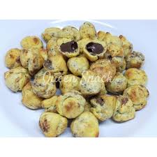 Potong keju mozarela berbentuk dadu. Kue Soes Kering Isi Coklat Lumer 200gr Kue Sus Queen Snack Shopee Indonesia
