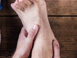 Foot pain in the balls of your feet is grouped under the term metatarsalgia. Pain On Top Of The Foot Causes And Treatment