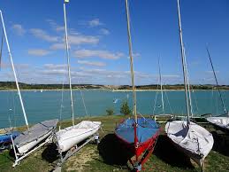 Tu pourras à ta guise faire du catamaran, du dériveur, de la planche à voile, du funboard, du paddle, de l'optimiste, du canoë, ou même vtt… Chambres D Hotes A Proximite Du Lac De La Ganguise Belflou