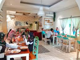 S.parman no.17 sampit kalteng nongkrong, santai, rumpi, musik nonbar bola/motogp, booking cara, event sabtu nongkrong komunitas. Rumah Kongkow Tempat Nongkrong Yang Cozy Di Jakarta Timur Backpacker Jakarta