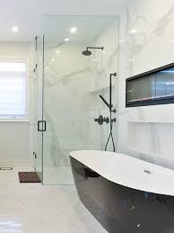 Viele, insbesondere kleine badezimmer erinnern nach der heißen dusche an eine dampfsauna. Begehbare Dusche Trend Und Hingucker Im Badezimmer Westwing
