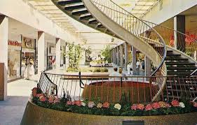 Lloyd Center As An Open Air Mall Bay City Oregon Visit Portland Oregon Vintage Mall