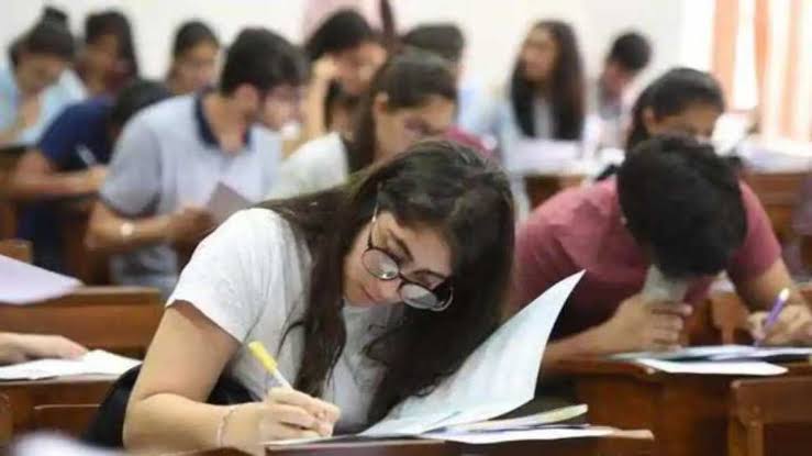 UPPSC PCS परीक्षा की तैयारी करते हुए छात्र, AI generated