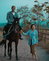 Apabila di daerah tempat tinggal kamu hanya ada hamparan sawah bersama dengan padinya yang. Sayang Sayangan Di Tengah Sawah 5 Potret Prewedding Vicky Shu Ini Romantis Abis Seruni Id