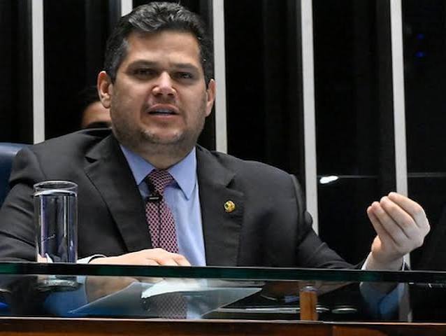 Alcolumbre “paga para ver” e banca PEC do fim da escala 6x1 no Senado em aceno a Lula - NeoFeed