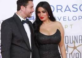 وأضاف هيثم شاكر، خلال حواره ببرنامج شيخ الحارة والجريئة، مع المخرجة إيناس الدغيدي، المُذاع عبر شاشة القاهرة والناس، أن المنتج جمال مروان تحصل على عائد ألبوم أحلى قرار، كما أنه انتج الألبوم وتم توجيه لشركة ميلودي والحصول للشركة على نسبة من الشركة، متابعًا. Ù‡ÙŠØ«Ù… Ø´Ø§ÙƒØ± ÙˆØ²ÙˆØ¬ØªÙ‡
