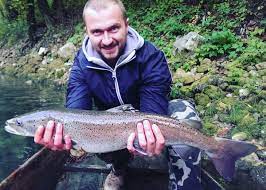 Mladica je veoma jak borac. Armin Sabic On Twitter Happy Face Mladica Hucho Huchohucho Taimen C R Boskrupa Una Bosanskakrupa Usrkrusnica