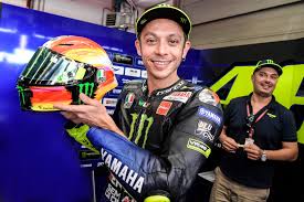 Valentino rossi (* 16.februar 1979 in urbino) ist ein italienischer motorradrennfahrer und zählt mit neun weltmeistertiteln zu den erfolgreichsten piloten der geschichte. Sonderhelme Agv