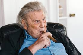 Την ίδια χρονιά τον ανακάλυψε ο μίκης θεοδωράκης και έδωσε τις πρώτες του συναυλίας στην τότε σοβιετική ένωση και κατόπιν στην ελλάδα. Mikhs 8eodwrakhs Niw8w Toso Plhrhs Kai Eytyxhs Poy 8a Nai Adiko Na Zhsw Ki Allo Lifo