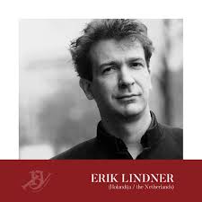 Erik Lindner rođen je u Hagu u Holandiji 1968. godine. Objavio je šest  zbirki poezije, počev od Tramontane (Perdu, 1996). Njegova posljednja  knjiga stihova naslovljena je Zog (Buđenje, Van Oorschot, 2018). Godine