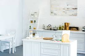 La isla en color coral anaranjado aporta un toque de calidez. 15 Ideas Para Decorar Las Paredes De La Cocina