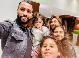 وقال عاشور عبر قناة أون تايم سبورتس 2: Ø­Ø³Ø§Ù… Ø¹Ø§Ø´ÙˆØ± ÙÙ‰ ØµÙˆØ±Ø© Ù…Ø¹ Ø¨Ù†Ø§ØªÙ‡ ÙˆØ²ÙˆØ¬ØªÙ‡ Ù‚Ø¨Ù„ Ù…ÙˆØ§Ø¬Ù‡Ø© Ø§Ù„Ø£Ù‡Ù„ÙŠ Ù…Ø¹ Ø§Ù„Ø§ØªØ­Ø§Ø¯ ÙÙ‰ Ø§Ù„ÙƒØ£Ø³ Ø§Ù„ÙŠÙˆÙ… Ø§Ù„Ø³Ø§Ø¨Ø¹