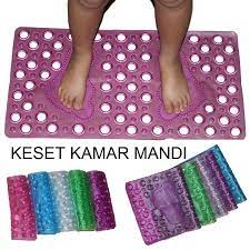Keset kamar mandi anti selip ini dilengkapi dengan puluhan suction cup atau karet penyedot pada bagian belakangnya yang bergunan untuk memastikan mat tidak akan tergeser dan meleset ketika diinjak bahkan dilantai yang licin dan lembab sekaligus. Bath Mat Keset Pvc Anti Slip Kamar Mandi Shopee Indonesia