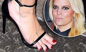 Jessica Simpson S Long Toes Stick Out Over The Edge Of Her Sandals Long Toes Shoes Too Big Feet
