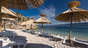 Sie gilt als grüne oase, da es wie auf keiner anderen insel in der region dort viele wälder mit pinien und steineichen gibt. Island Of Krk Beaches Photos And Location Aurea
