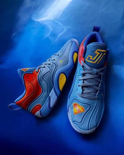El jugador de baloncesto Jayson Tatum con sus zapatillas custom de 'SUPERMAN' ✨