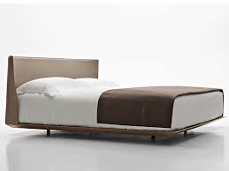 doppelbett aus gegerbtem leder mit polsterkopfteil alys kollektion alys by b b italia design buratti architetti lederbett gepolsterter kopfteil bett mobel