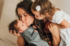 Zu diesem zeitpunkt hat es nur sehr wenig kontrolle über seine kopfhaltung und seine muskulatur im allgemeinen.1 die fähigkeiten, das köpfchen zu. Baby Kopf Halten