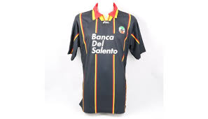 L'idea della maglia dedicata agli ulivi fu condivisa, il 12 febbraio 2020, in occasione della trasferta a roma da papa francesco, quando in udienza generale l'us lecce e il comitato forti come. Maglia Gara Giannini Lecce 1997 98 Charitystars