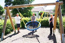 Wenn du dabei nicht auf ein fertiges gerät zurückgreifen, sondern die schaukel selber bauen möchtest, bist du hier genau. Winterlingen Opa Initiative Baut Schaukel Albstadt Umgebung Schwarzwalder Bote
