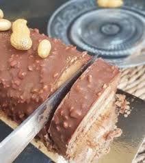 Buche Chocolat Cremeux Praline Amande Cacahuetes Ou Classique Biscuit Moelleux Vanille Amande Croustillant Praline Et Glacage Rocher By Flora B Rochers Chocolat Recette Dessert Recette Dessert Noel