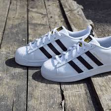 Des chaussures homme pour toutes les saisons. Adidas Superstar Ref C77124 Baskets Mode Homme Chaussure Chaussures Blanches