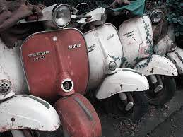 難不成偉士牌是鋼鐵人早期的座騎 vespa moped motorcycle