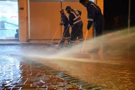 أمانة منطقة تبوك تنفذ أعمال الإصحاح البيئي وتعقيم ورش شوارع المنطقة