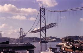 Da es sich um eine hängebrücke mit ähnlicher. Visao 50 Anos Da Ponte 25 De Abril Em Exposicao