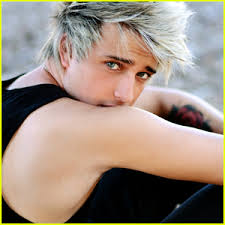 Dalton Rapattoni Debuts New Song 'Back To the Moon'