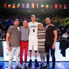 Enjoy luka doncic's new calendar with official dallas mavericks photos, where luka is wearing the jerseys from upcoming season. Tall Nba Players Who Had Relatively Short Parents Howtheyplay Sports