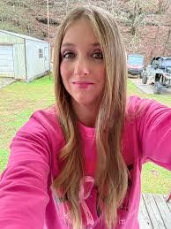 Shelley Hodges's Instagram, Twitter & Facebook