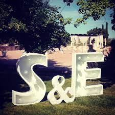 Empresa de espectáculos disponemos de letras para eventos gigantes diseñadas para decoración de bodas y eventos disponemos de varios diseños, letras iluminadas, letras retro, letras gigantes, etc pida información en el teléfono 660024597. Pin En Alquiler De Letras Para Bodas
