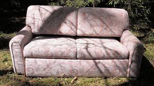 Biete dieses alte aber wirklich sehr gut erhaltene sofa an. Unbekannte Umweltsunder Laden Ihr Altes Sofa Im Wald Ab