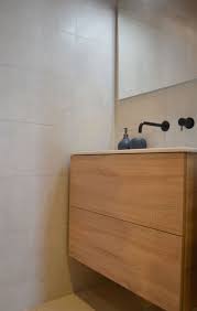 badmeubel eiken in combinatie met zwarten inbouwkranen zwart trend complete badkamer badkamer badkameraccessoires