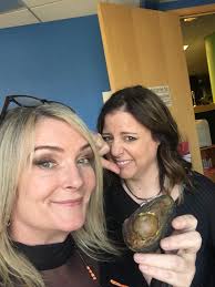 Would you eat this avocado? My radio sister Alix Michaels from 94-3 The  Drive is Totally grossed out by my 1/2 avocado 🥑 just bc the top layer has  browned. Quinton Blair,