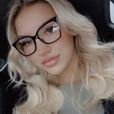 Demi Louise (@demi_louise11)