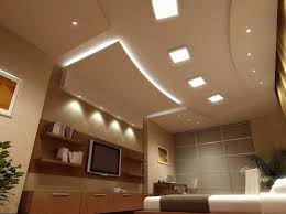 Ein Wohnzimmer Mit Deckensegel Und Integrierter Indirekter Beleuchtung Deckengestaltung Modern Abgehangte Decke Design Deckenarchitektur