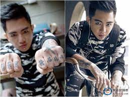 (slang, neologism) to form a finger heart (gesture in which a person forms a heart shape using their fingers). è·¯äººç„¡ç¦®æ±‚åˆç…§è¬å'Œå¼¦æ€'è¢«ç•¶å‹•ç‰© çœŸçš„æœ‰é»žç…©äº† Ettodayæ˜Ÿå…‰é›² Ettodayæ–°èžé›²
