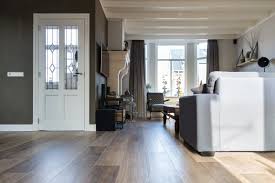 Houtlooktegel Het Comfort Van Een Keramische Tegelvloer Oa Vloerverwarming De Uitstraling En Warmte Van Een Houten Vloer Vloertegels Thuisdecoratie Tegels