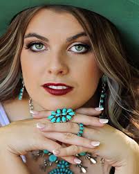 Beth... Senior 2022... Cache High School... . . . . #greeneyedbeauty  #turquoiselover #2022senior #cacheoklahoma #seniorinspire #seniormuse  #seniorgradacademy #seniorsznmagazine #seniorluxe #seniorstyleguide  #senioryearmagazine #seniorimagesfeature ...