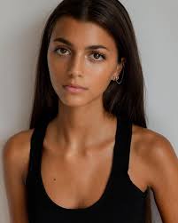A apresentadora não resistiu e revelou as. Filha De Maria Cerqueira Gomes Estreia Se Como Modelo A Ferver Vidas