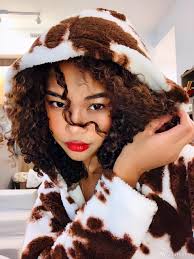 Zhong Feifei é uma das trainees do novo Produce Camp, um reality show  chinês. Ela é metade chinesa e metade congolesa, além de ser fluente em  mandarim.🇨🇬🇨🇳 INSTA: @xxbunno Legenda:Bruna Bae